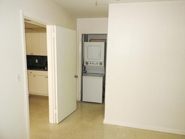 Building Photo - 1232 Cabana Rd