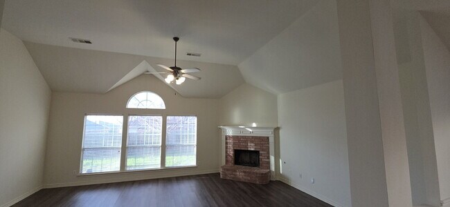 Building Photo - Recently remodeled 4 bedrooms, 3 bathrooms and move-in ready!