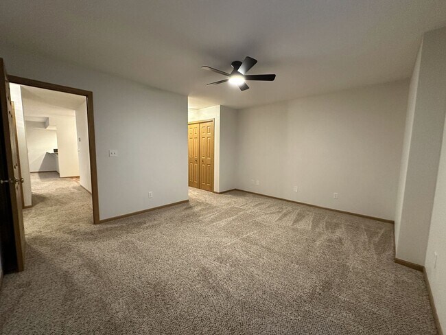 Building Photo - Updated 1st Floor Condo in Delafield!