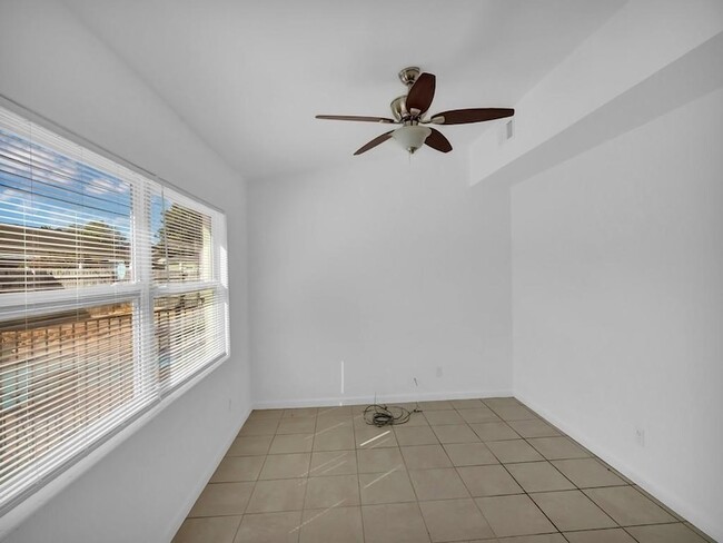 Building Photo - 703 5th Pl SW