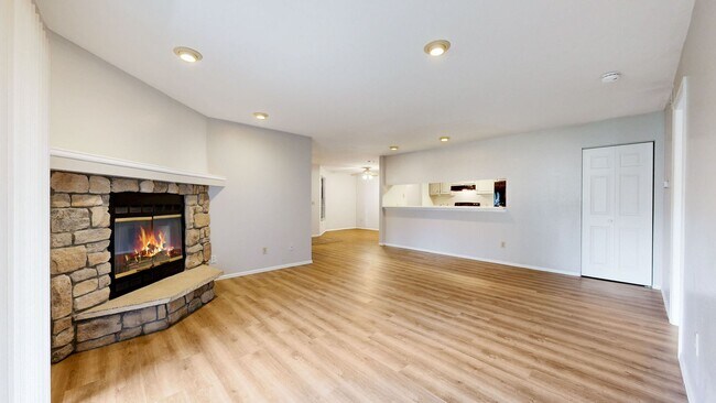 Building Photo - Adorable 2beds/2baths w/2 Parking spaced Included Available Now