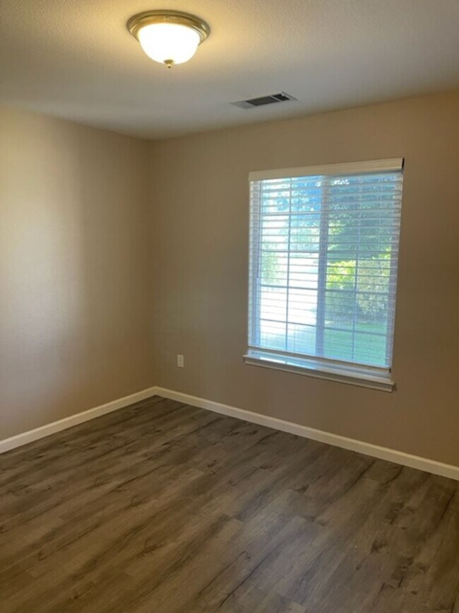 Building Photo - Home on Palo Cedro Golf Course!
