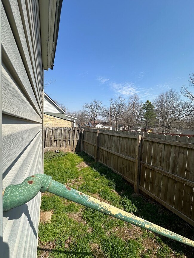 Building Photo - $1,100.00 MOVE-IN-SPECIAL
