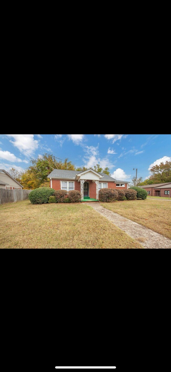 Building Photo - 805 E Jefferson St