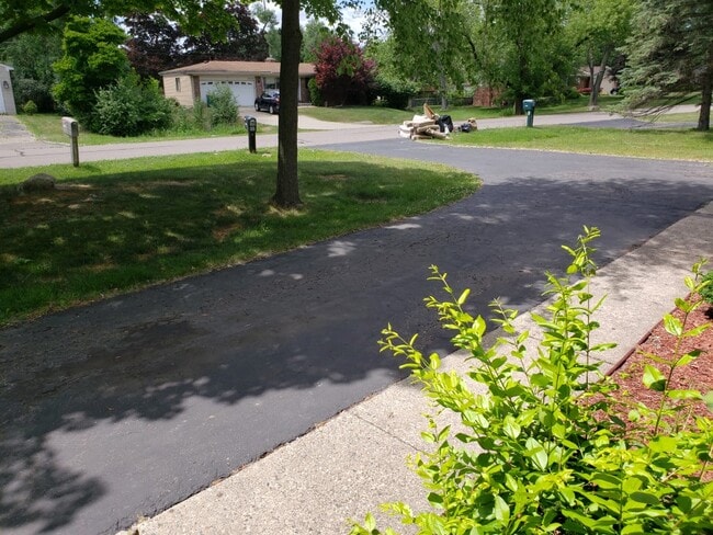 Building Photo - 24694 Creekside Dr