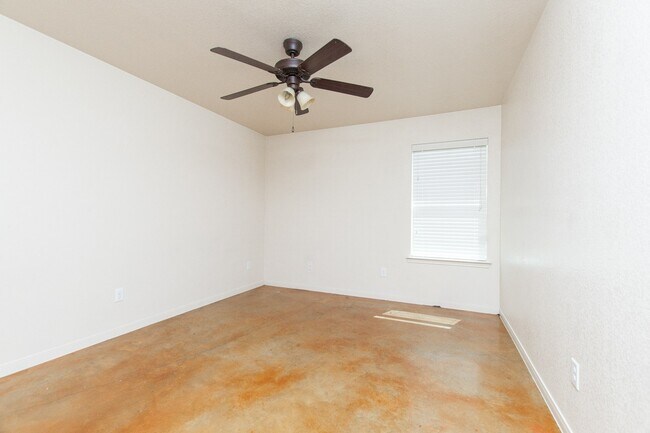 Building Photo - 613 Kendra Dr