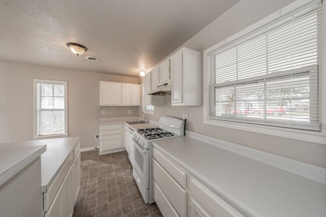Building Photo - 3 Bedroom, 1.5 Bathroom in West Worth Village