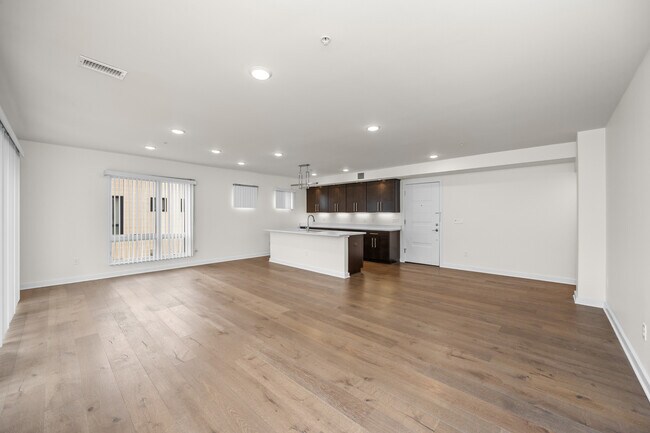 Building Photo - 462 W Stadium Blvd