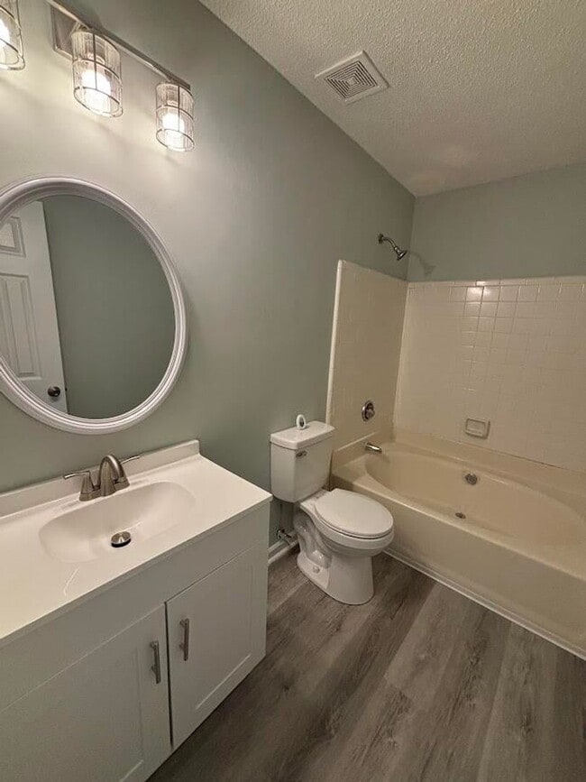 Building Photo - Newly Renovated 3 Bedroom Duplex~
