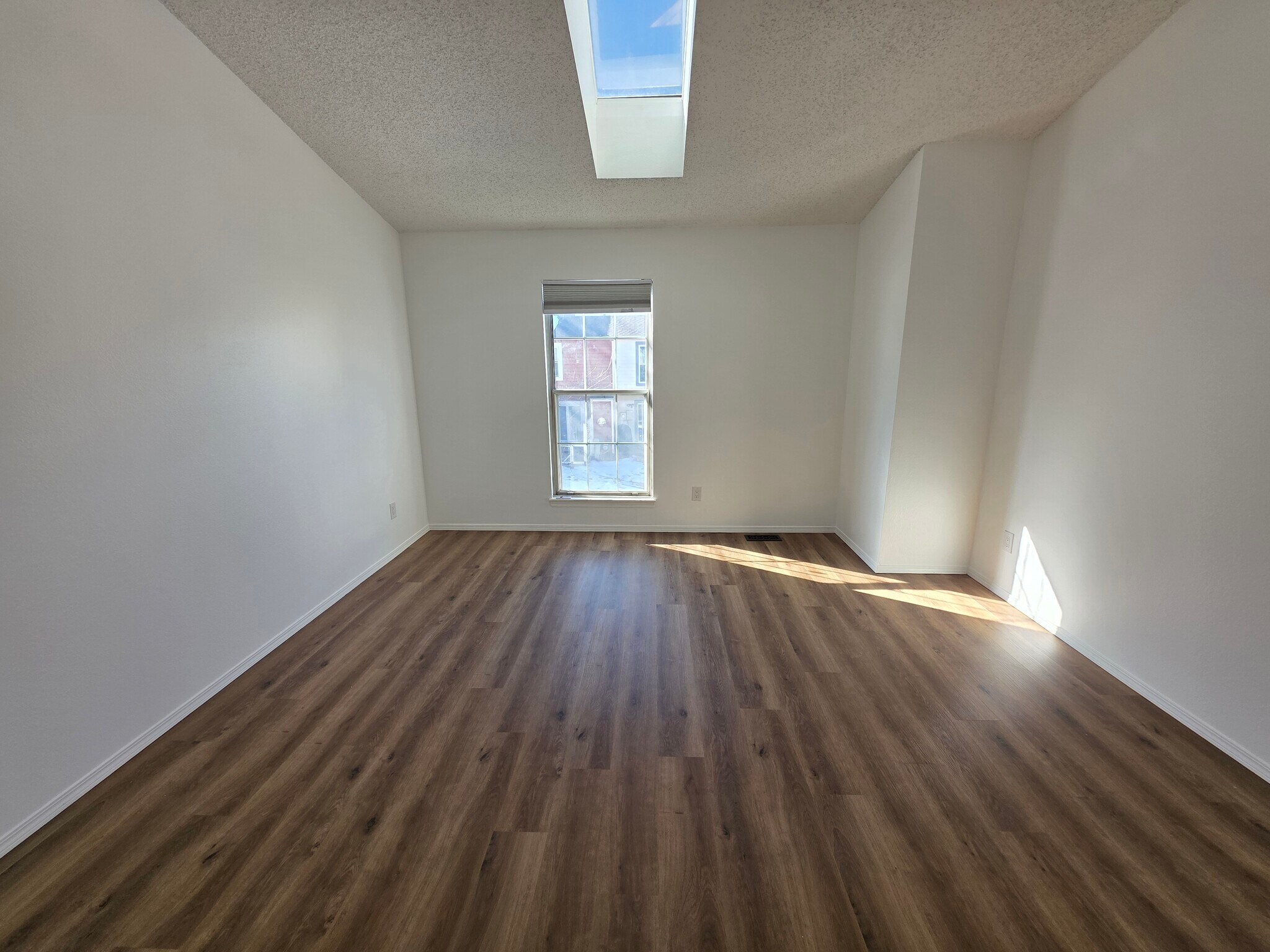 Building Photo - 3670 Queen Anne Way