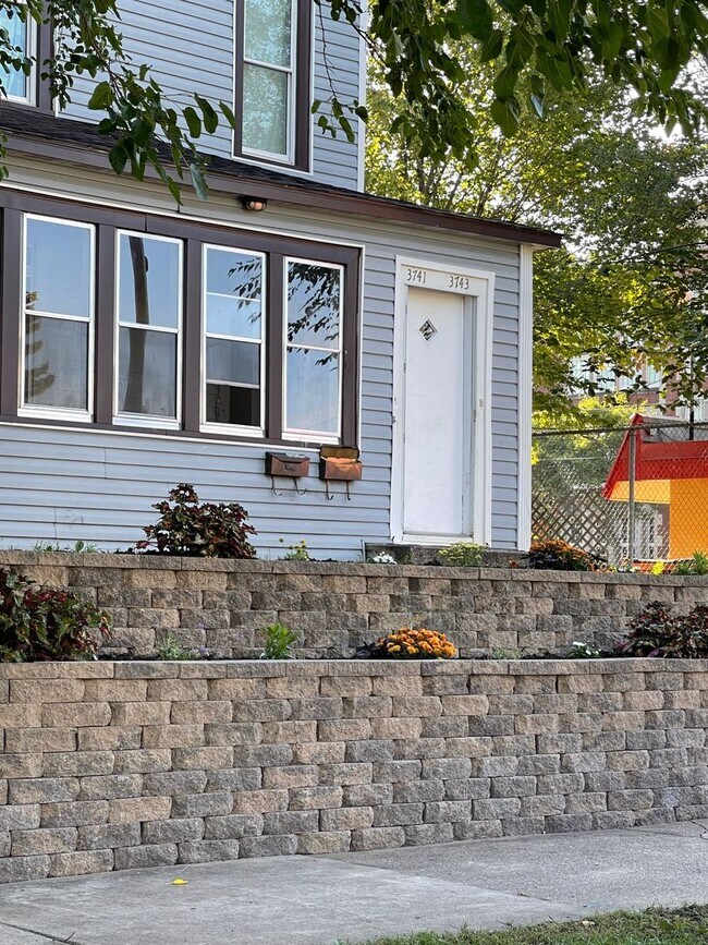 Building Photo - Your Ideal Living Space!