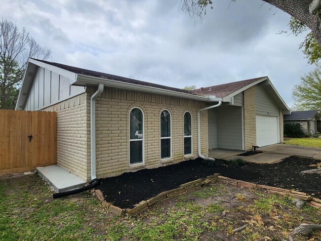 Building Photo - 2123 Quail Valley E Dr