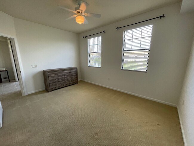 Building Photo - ANNUAL RENTAL - POSITANO PLACE-1 BED/1 BATH WITH LAKE VIEW AND NEW APPLIANCES!