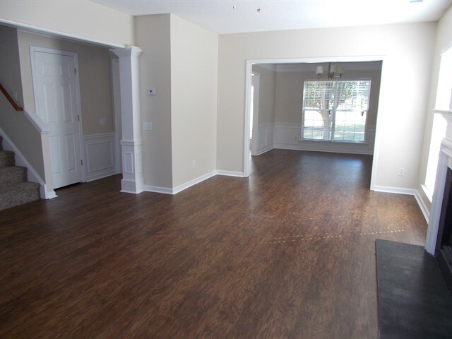 Building Photo - 221 Aylesbury Ln