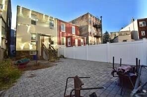 Building Photo - 228 Maple St