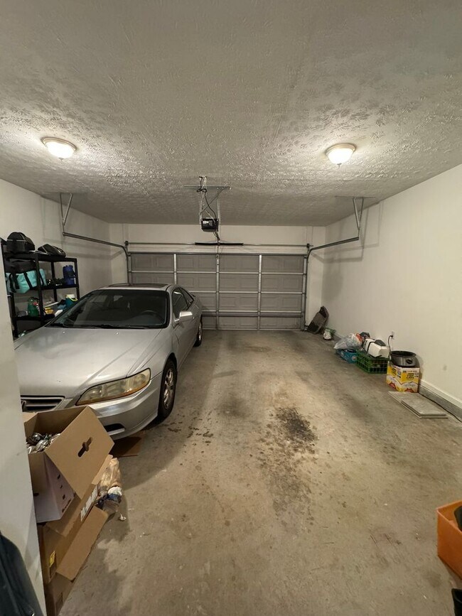 Building Photo - Beautiful East Side Home