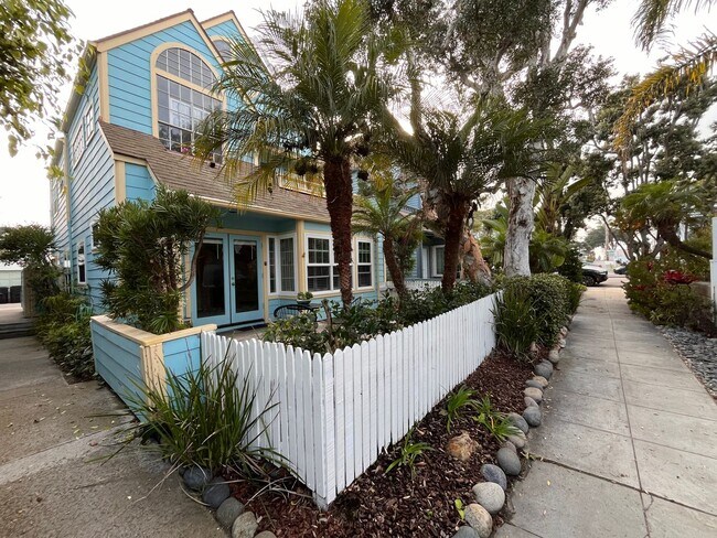 Building Photo - Mission Beach, 2 bedroom, 2 bathroom, with New Carpet, Parking, Laundry, Patio (807 Nantasket Ct....