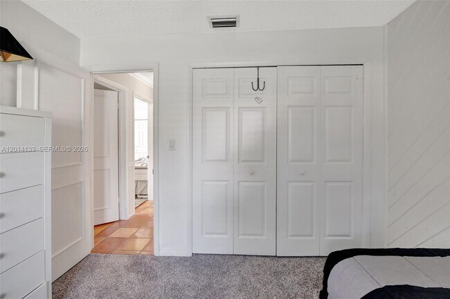 Building Photo - 5320 SW 21st Ct