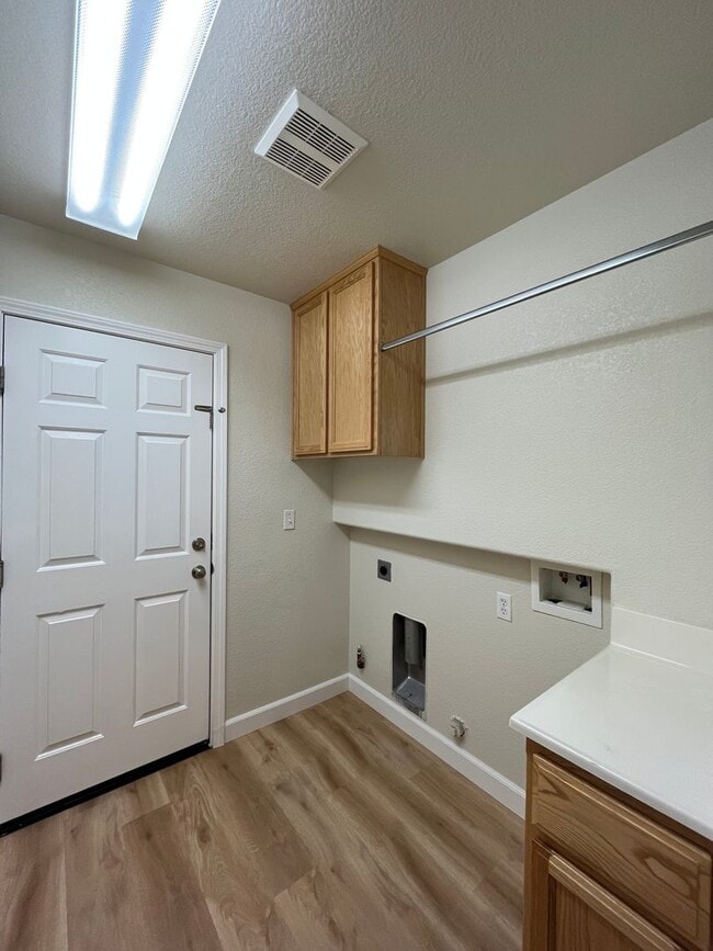 Building Photo - Hard to find Dixon single story home!