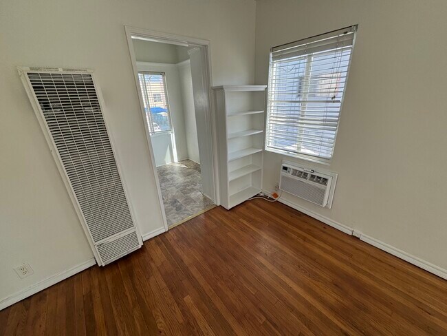 Building Photo - 9217 Alcott St