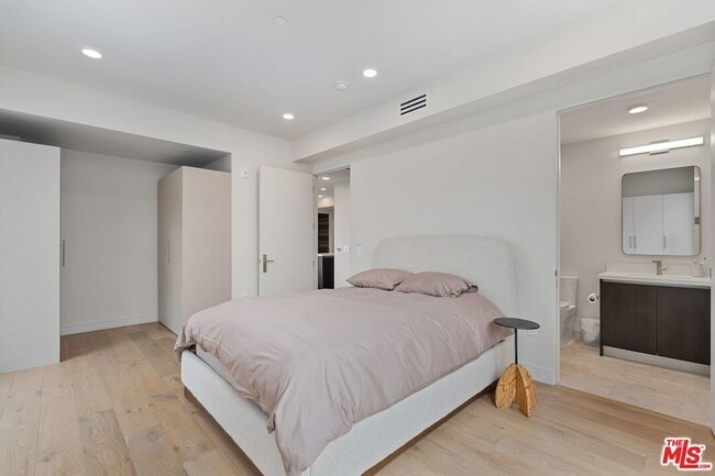 Building Photo - 505 S Barrington Ave