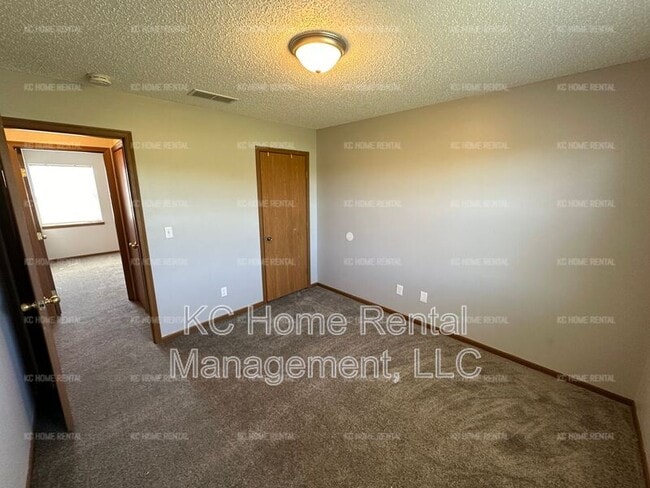 Building Photo - 502 Sky Vue Dr