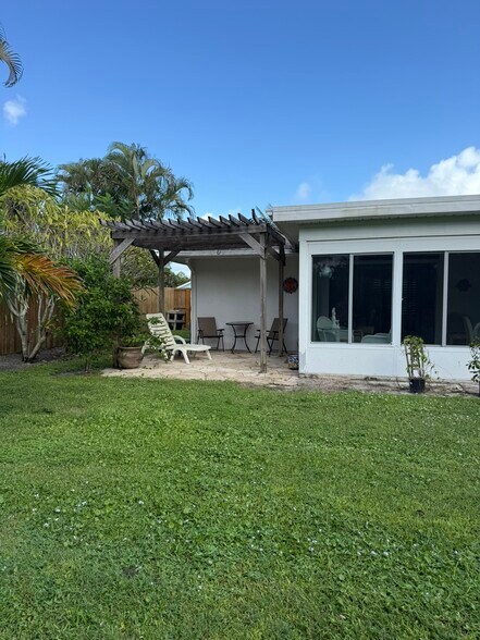 Building Photo - 590 NE Lima Vias