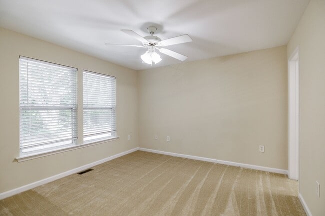 Building Photo - Cottage One-story Condo - Lease through July