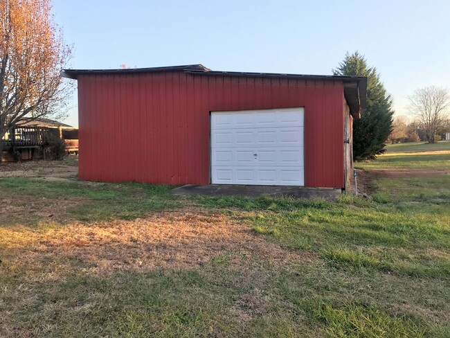 Building Photo - 2BR Home on 2 acres in Statesville