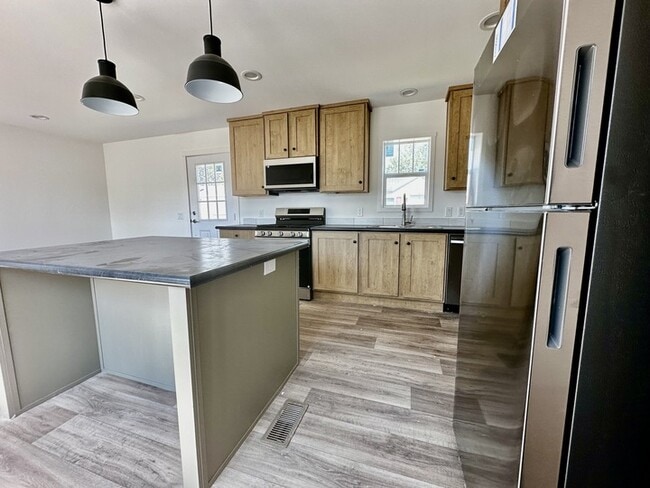 Building Photo - 16 Rainier St N