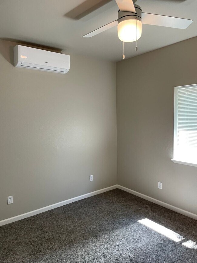 Building Photo - 485 E 6th St