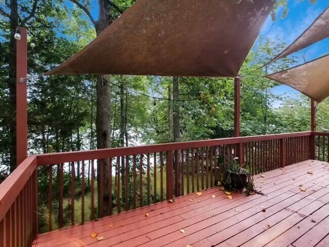 Building Photo - Lakefront Cottage Near Town with Stunning Views