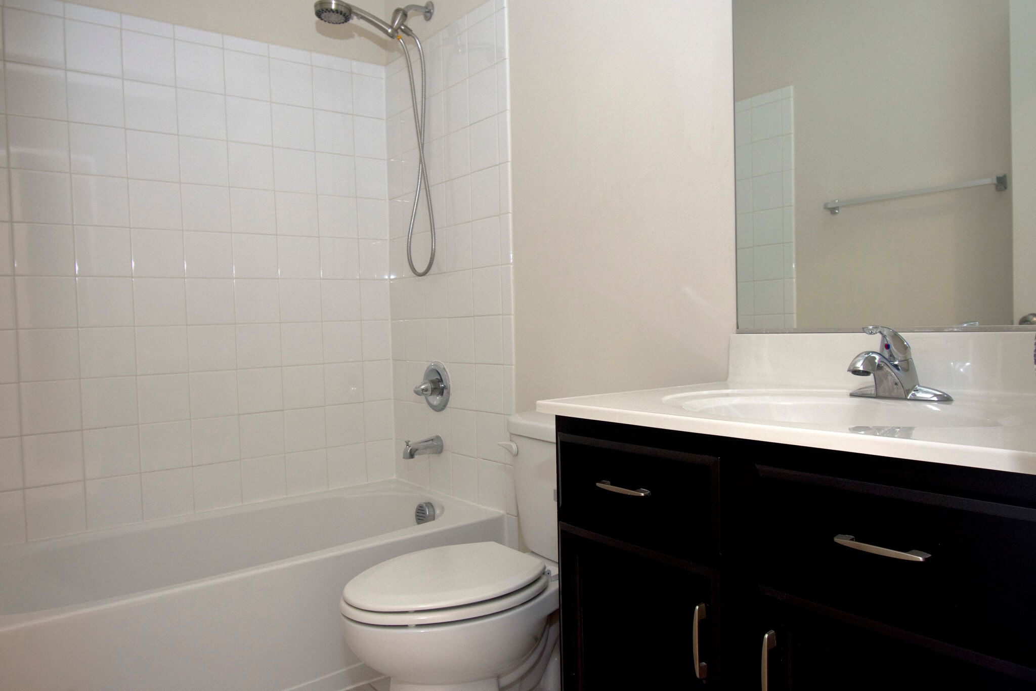 Hallway Bathroom - 105 Gristmill Ct