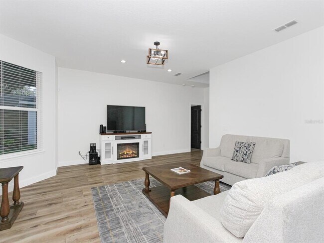 Building Photo - 687 Statenville Ct