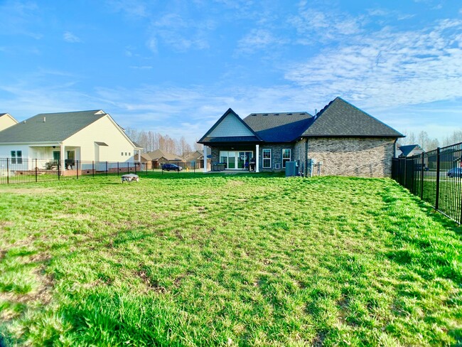 Building Photo - 585 Dexter Dr