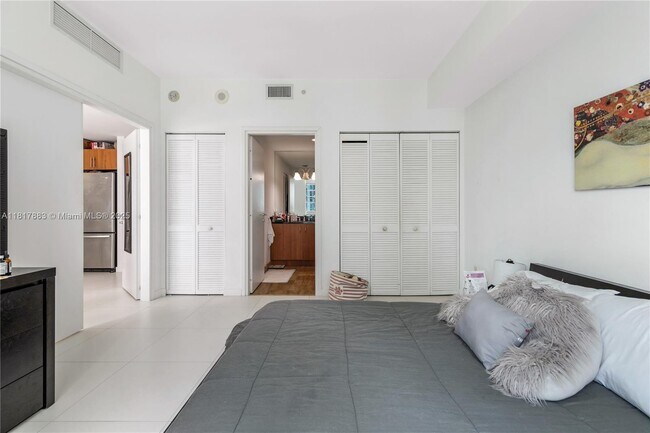 Building Photo - 300 S Biscayne Blvd