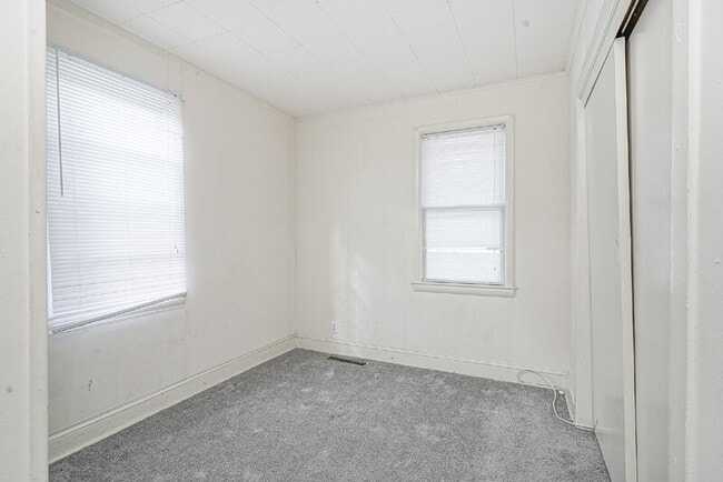 Building Photo - 121 Oak St