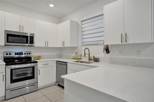 Building Photo - 250 SW 159th Ct