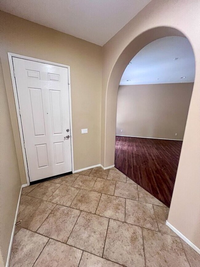 Building Photo - 5 bedroom Winchester home with a 3 car garage for LEASE!