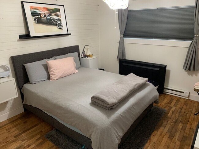 Building Photo - 3 Bed 2 Bath Single level FULLY FURNISHED