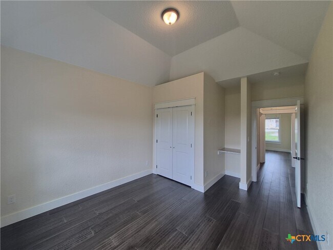 Building Photo - 427 Primrose Path