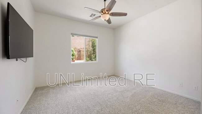 Building Photo - 937 N Gomez St