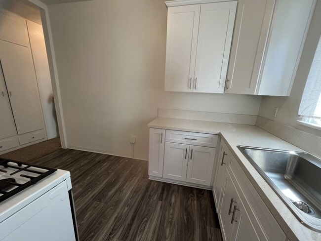 Building Photo - 1 bed, 1 bath located in Corona!