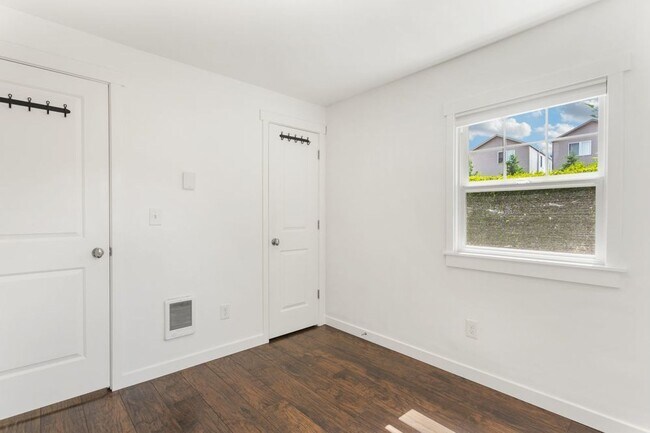 Building Photo - Charming Two Bedroom Haven in SE Portland!