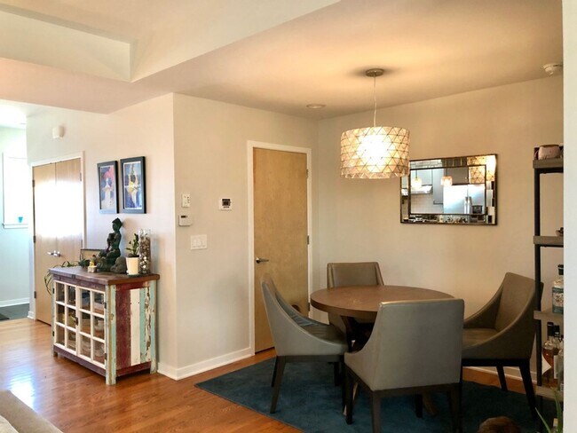 Building Photo - Stunning 3 bed, 3 bath in Holiday Neighborhood! Available July 5th!
