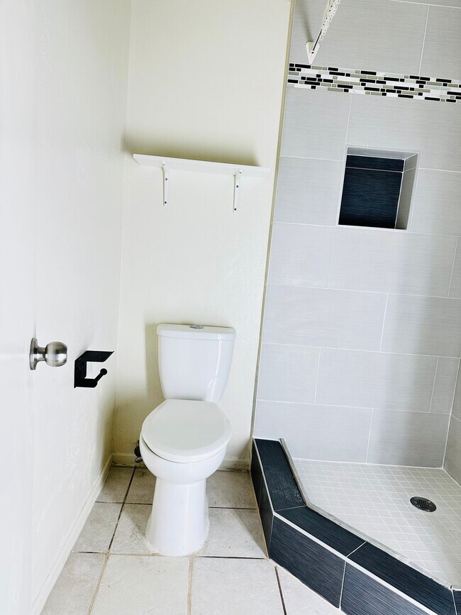 Building Photo - 617 S Shelton St