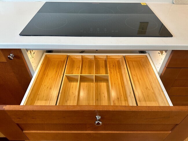 Building Photo - 7460 SW Elmwood St