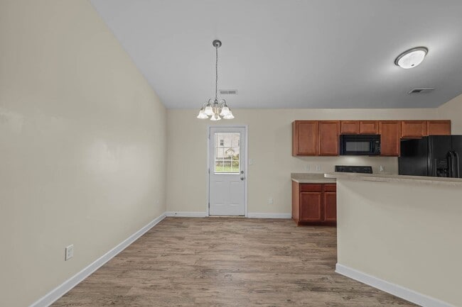 Building Photo - 3 Bedroom 2 Bathroom Home