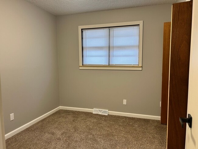 Building Photo - Newly Remodeled - Available Now!