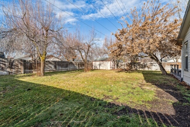 Building Photo - 2036 E Oakridge Ct